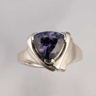 purple spinel ring trillion cut in 14kw