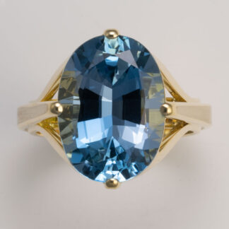 Ring, Aquamarine Oval, 5.05ct. 13.78x9.97mm, 18KY, size 4.5