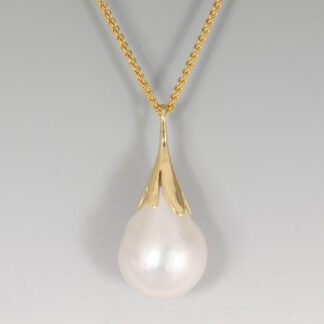 Pendant, White baroque pearl drop 13.7 x 18.9mm, floral mounting, 14KY