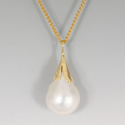 Pendant, White baroque pearl drop 13.7 x 18.9mm, floral mounting, 14KY
