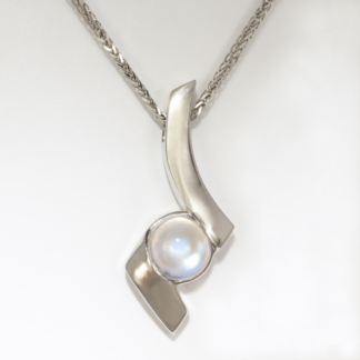 Ceylon Rainbow Moonstone in Platinum